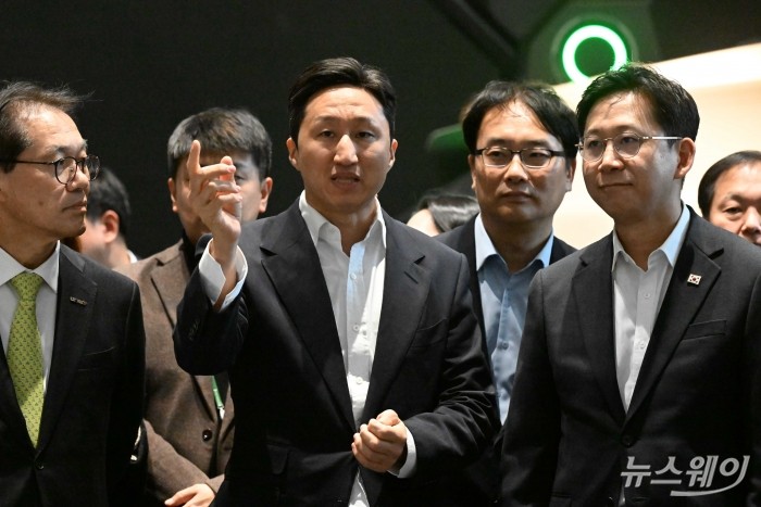 (앞 줄 왼쪽 두 번째)정기선 HD현대 회장이 20일 오후 경기 성남시 HD현대글로벌R&D센터에서 열린 조선해양 산업 AI 업무 협약식에 참석하기 앞서 전시 부스를 찾아 (앞 줄 오른쪽 첫 번째)배경훈 부총리 겸 과학기술정보통신부 장관에게 'CES Mock-up zone'을 설명하고 있다. 사진=강민석 기자 kms@newsway.co.kr