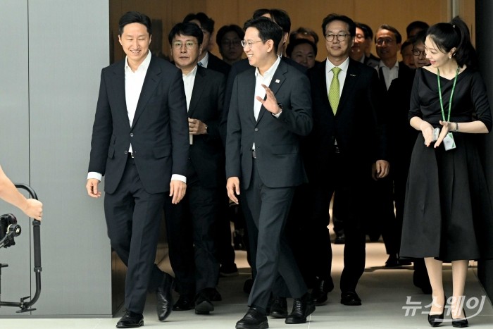 (맨 앞 중앙)배경훈 부총리 겸 과학기술정보통신부 장관과 (맨 앞 왼쪽 첫 번째))정기선 HD현대 회장을 비롯한 참석자들이 20일 오후 경기 성남시 HD현대글로벌R&D센터에서 열린 조선해양 산업 AI 업무 협약식에 참석하기 위해 미소를 머금며 들어서고 있다. 사진=강민석 기자 kms@newsway.co.kr