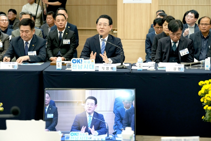 김영록 전라남도지사가 20일 해남군청 대회의실에서 열린 '해남군 정책비전 투어' 행사에서 인사말을 하고 있다.