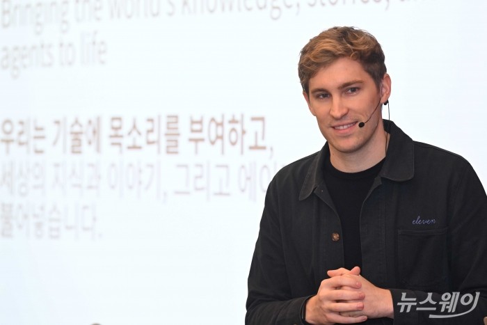 마티 스타니셰프스키 일레븐랩스 공동창업자가 21일 오전 서울 서초구 JW메리어트에서 열린 일레븐랩스 한국시장 진출 기자간담회에서 '자사의 창업 스토리 및 차세대 인터페이스로서의 보이스' 주제로 발표하고 있다. 사진=강민석 기자 kms@newsway.co.kr