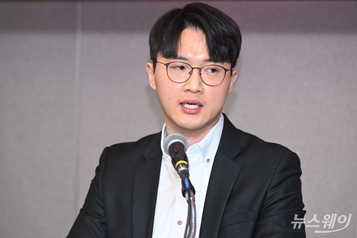 홍상원 일레븐랩스 한국 비즈니스 총괄 지사장이 21일 오전 서울 서초구 JW메리어트에서 열린 일레븐랩스 한국시장 진출 기자간담회에서 '한국 산업 속 보이스 AI 책임 있는 기업' 주제로 발표하고 있다. 사진=강민석 기자 kms@newsway.co.kr