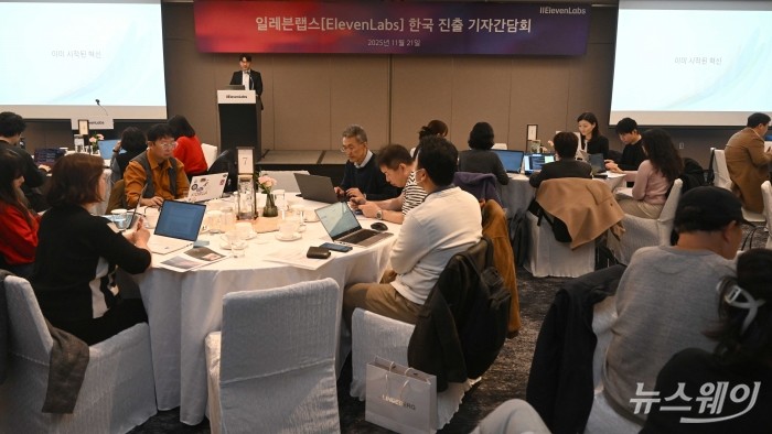 홍상원 일레븐랩스 한국 비즈니스 총괄 지사장이 21일 오전 서울 서초구 JW메리어트에서 열린 일레븐랩스 한국시장 진출 기자간담회에서 '한국 산업 속 보이스 AI 책임 있는 기업' 주제로 발표하고 있다. 사진=강민석 기자 kms@newsway.co.kr