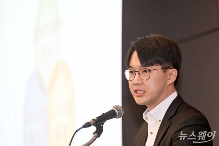 홍상원 일레븐랩스 한국 비즈니스 총괄 지사장이 21일 오전 서울 서초구 JW메리어트에서 열린 일레븐랩스 한국시장 진출 기자간담회에서 '한국 산업 속 보이스 AI 책임 있는 기업' 주제로 발표하고 있다. 사진=강민석 기자 kms@newsway.co.kr