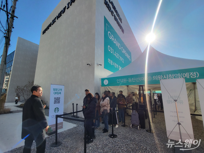 방문객들이 경기도 의왕시 고천동 일원에 위치한 '의왕시청역 SK뷰 아이파크' 모델하우스 입장을 기다리고 있다. 사진=이재성 기자