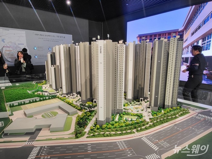 경기도 의왕시 고천동 '의왕시청역 SK뷰 아이파크' 모델하우스 내에 마련된 모형주택 모습. 사진=이재성 기자