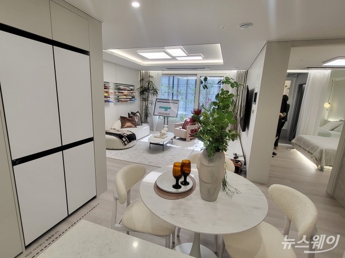 경기도 의왕시 고천동 '의왕시청역 SK뷰 아이파크' 모델하우스 내에 마련된 전용면적 59㎡타입 거실 모습. 사진=이재성 기자