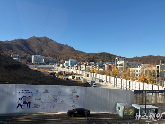 GS건설 '안양자이 헤리티온' 공사 현장. 단지 뒷편으로 수리산이 위치해 있다. 사진=박상훈 기자