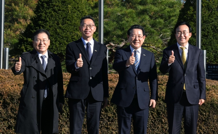 김영록 전라남도지사가 21일 대전 한국연구재단에서 열린 '인공태양(핵융합) 연구시설 부지 공모 발표 평가에서 직접 발표자로 나서 강력한 유치 의지와 자신감을 피력한 후 전남도, 나주시 등 관계자와 기념촬영을 하고 있다.