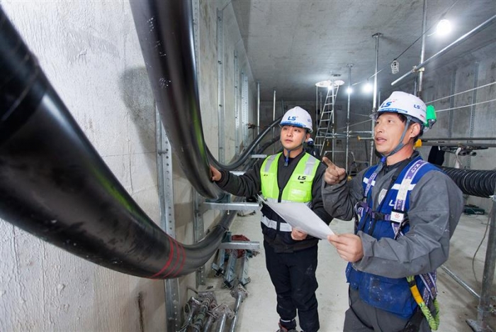 LS전선 직원이 세계 최대 송전 용량인 500kV급 HVDC 케이블이 투입되는 '동해안-신가평' 시공 현장을 점검하고 있다. 사진=LS전선 제공