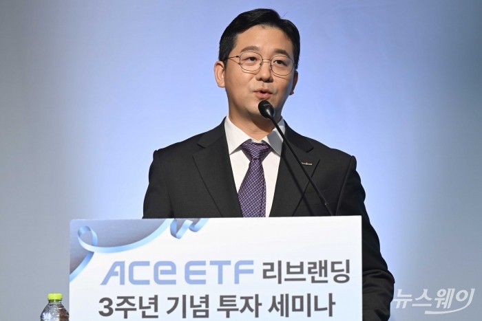 남용수 한국투자신탁운용 ETF운용본부장이 24일 오전 서울 여의도 콘래드호텔에서 열린 'ACE ETF 브랜드' 3주년 세미나에서 '리브랜딩 이후 ACE ETF가 걸어온 길' 주제로 발표를 하고 있다. 사진=강민석 기자 kms@newsway.co.kr