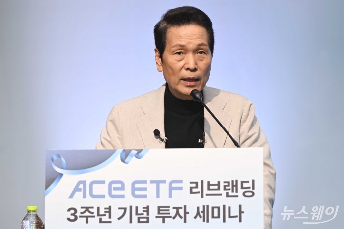 배재규 한국투자신탁운용 대표이사가 24일 오전 서울 여의도 콘래드호텔에서 열린 'ACE ETF 브랜드' 3주년 세미나에서 'AI시대 성공 투자 전략'을 주제로 발표하고 있다. 사진=강민석 기자 kms@newsway.co.kr