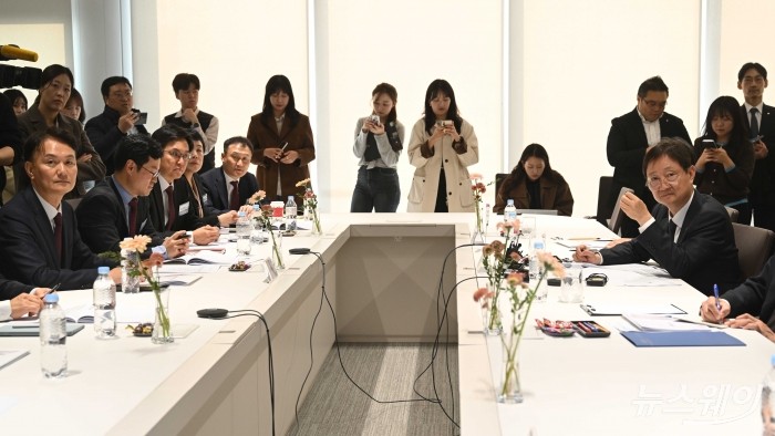 (오른쪽 첫 번째)이찬진 금융감독원장이 24일 오후 서울 여의도 키움증권 본점 회의실에서 열린 벤처기업 대표 화상 간담회에서 발언을 하고 있다. (왼쪽 첫 번째)엄주성 키움증권 대표이사. 사진=강민석 기자 kms@newsway.co.kr