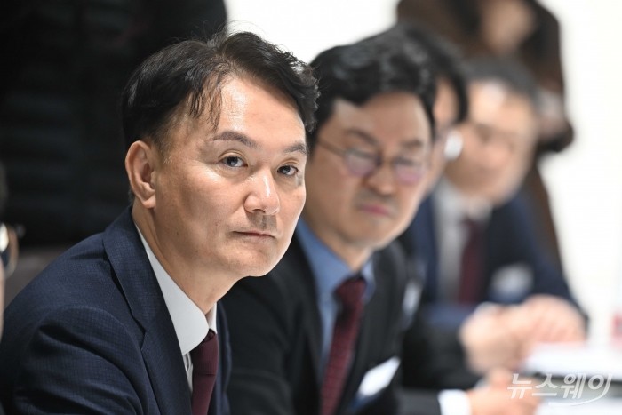 (왼쪽 첫 번째)엄주성 키움증권 대표이사를 비롯한 참석자들이 24일 오후 서울 여의도 키움증권 본점 영업부에서 열린 벤처기업 대표 화상 간담회에서 발행어음 가입시연을 살펴보고 있다. 사진=강민석 기자 kms@newsway.co.kr