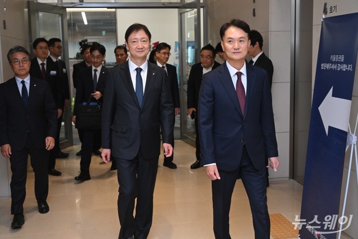 이찬진 금융감독원장과 엄주성 키움증권 대표이사가 24일 오후 서울 여의도 키움증권 본점 회의실에서 열린 벤처기업 대표 화상 간담회에 참석하기 위해 간담회장으로 들어서고 있다. 사진=강민석 기자 kms@newsway.co.kr