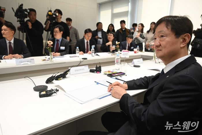 이찬진 금융감독원장이 24일 오후 서울 여의도 키움증권 본점 영업부에서 열린 벤처기업 대표 화상 간담회에서 발행어음 가입시연을 살펴보고 있다. 사진=강민석 기자 kms@newsway.co.kr