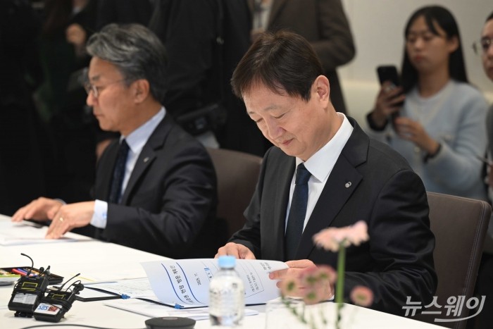 이찬진 금융감독원장이 24일 오후 서울 여의도 키움증권 본점 영업부에서 열린 벤처기업 대표 화상 간담회에서 발행어음 관련 자료를 살펴보고 있다. 사진=강민석 기자 kms@newsway.co.kr