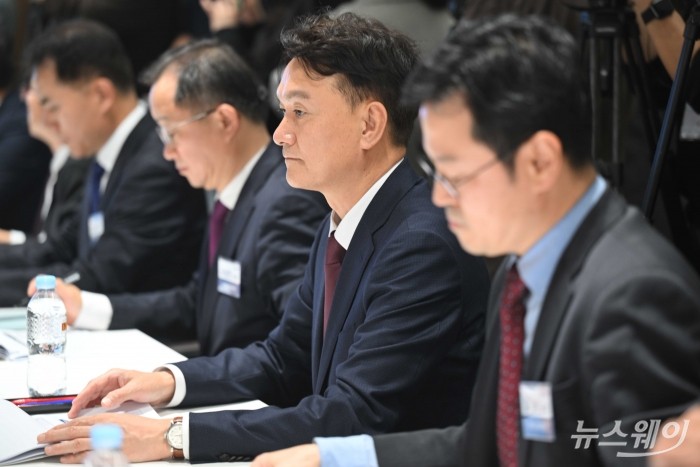 (오른쪽 두 번째)엄주성 키움증권 대표이사를 비롯한 참석자들이 24일 오후 서울 여의도 키움증권 본점 영업부에서 열린 벤처기업 대표 화상 간담회에서 발행어음 가입시연을 살펴보고 있다. 사진=강민석 기자 kms@newsway.co.kr