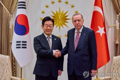 이재명 대통령과 레제프 타이이프 에르도안 튀르키예 대통령이 24일(현지시간) 튀르키예 앙카라 대통령궁에서 소인수 회담에 앞서 악수하고 있다. 사진=연합뉴스