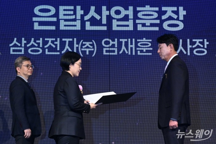 (왼쪽 두 번째)한성숙 중소벤처기업부 장관이 25일 오후 서울 여의도 중소기업중앙회에서 열린 동반성장으로 그리는 미래, 함께 만드는 대한민국 2025 동반성장 주간 기념식에서 은탑산업훈장을 엄재훈 삼성전자 부사장에게 수여하고 있다. 사진=강민석 기자 kms@newsway.co.kr