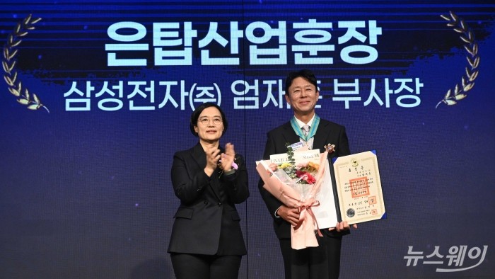 (왼쪽)한성숙 중소벤처기업부 장관이 25일 오후 서울 여의도 중소기업중앙회에서 열린 동반성장으로 그리는 미래, 함께 만드는 대한민국 2025 동반성장 주간 기념식에서 은탑산업훈장을 엄재훈 삼성전자 부사장에게 수여한 뒤 기념촬영을 하고 있다. 사진=강민석 기자 kms@newsway.co.kr