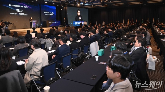 한성숙 중소벤처기업부 장관이 25일 오후 서울 여의도 중소기업중앙회에서 열린 동반성장으로 그리는 미래, 함께 만드는 대한민국 2025 동반성장 주간 기념식에서 격려사를 하고 있다. 사진=강민석 기자 kms@newsway.co.kr