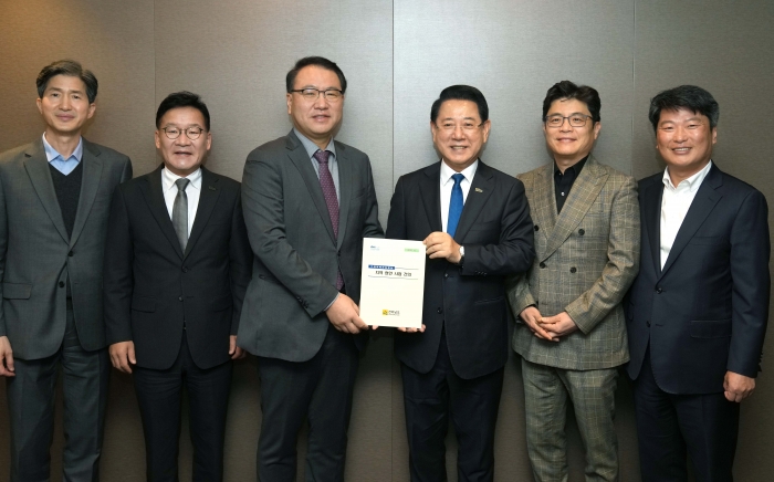 김영록 전라남도지사가 25일 서울 여의도에서 유병서 기획재정부 예산실장과 간담회를 갖고 2026년 국회 증액 핵심사업이 차질 없이 반영되도록 지원을 요청한 뒤 전남의 주요 현안사업 건의 내용을 전달하고 있다.