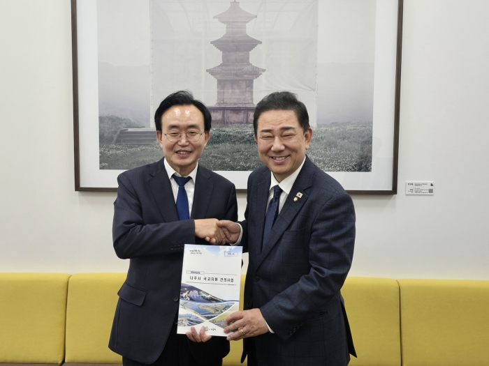 윤병태 나주시장(왼쪽)이 지난 24일 김병기 더불어민주당 원내대표와 면담을 갖고 2026년 국고 지원 사업 설명하고 지원을 요청했다.(사진 제공-나주시)