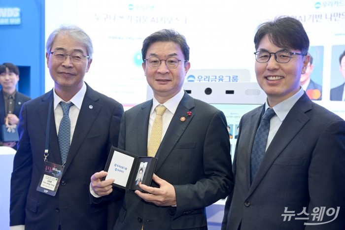 이억원 금융위원회 위원장을 비롯한 내빈들이 26일 오전 서울 서초구 aT센터에서 열린 코리아 핀테크 위크 2025에 마련된 우리금융그룹 부스에서 금융사기를 예방하는 AI 키오스크 시연을 마친 뒤 기념촬영을 하고 있다. (왼쪽부터)임종룡 우리금융지주 회장, 이 금융위원장, 김건 한국핀테크지원센터 이사장. 사진=강민석 기자 kms@newsway.co.kr