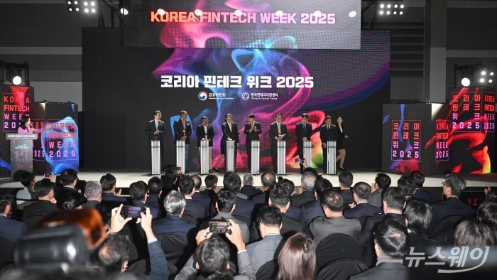 (왼쪽 네 번째에서 일곱 번째까지)이억원 금융위원회 위원장, 국회 정무위원회 위원장인 윤한홍 국민의힘 의원, 조용병 은행연합회장, 김건 한국핀테크지원센터 이사장 등이 26일 오전 서울 서초구 aT센터에서 열린 코리아 핀테크 위크 2025에서 퍼포먼스를 하고 있다. 사진=강민석 기자 kms@newsway.co.kr