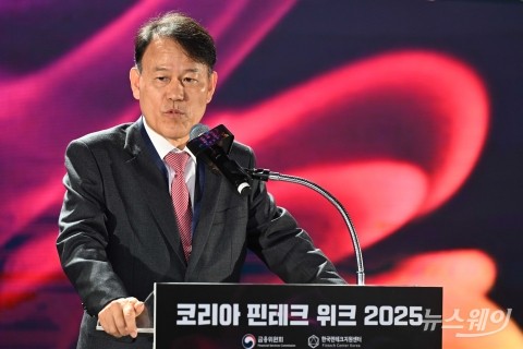 '코리아 핀테크 위크' 축사 밝히는 윤한홍 정무위원장