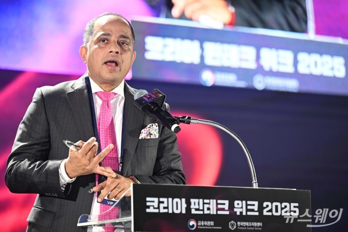 솝넨두 모한티 GFTN(Global Finance & Technology Network) 최고경영자가 26일 오전 서울 서초구 aT센터에서 열린 코리아 핀테크 위크 2025에서 기조연설을 하고 있다. 사진=강민석 기자 kms@newsway.co.kr