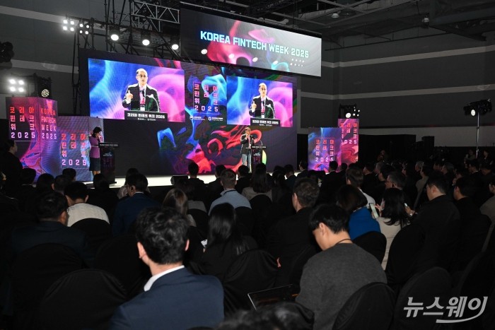 솝넨두 모한티 GFTN(Global Finance & Technology Network) 최고경영자가 26일 오전 서울 서초구 aT센터에서 열린 코리아 핀테크 위크 2025에서 기조연설을 하고 있다. 사진=강민석 기자 kms@newsway.co.kr