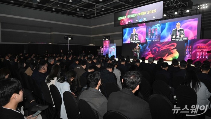 솝넨두 모한티 GFTN(Global Finance & Technology Network) 최고경영자가 26일 오전 서울 서초구 aT센터에서 열린 코리아 핀테크 위크 2025에서 기조연설을 하고 있다. 사진=강민석 기자 kms@newsway.co.kr