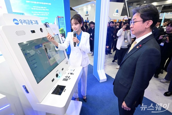 이억원 금융위원장이 26일 오전 서울 서초구 aT센터에서 열린 코리아핀테크위크 2025 우리금융그룹 부스에서 금융사기를 예방하는 인공지능(AI) 키오스크를 체험하고 있다. 사진=강민석 기자 kms@newsway.co.kr