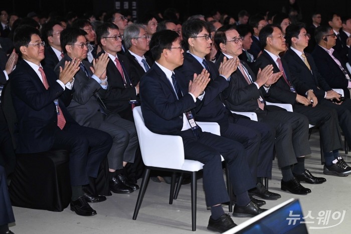 (앞 줄 오른쪽 두 번째에서 네 번째까지)이억원 금융위원회 위원장, 국회 정무위원회 위원장인 윤한홍 국민의힘 의원, 조용병 은행연합회장을 비롯한 내빈들이 26일 오전 서울 서초구 aT센터에서 열린 코리아 핀테크 위크 2025에 참석해 자리하고 있다. 사진=강민석 기자 kms@newsway.co.kr