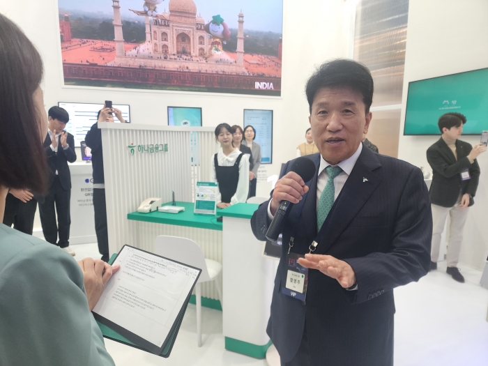 함영주 하나금융그룹 회장이 26일 오전 서울 양재 aT센터에서 열린 '코리아 핀테크 위크 2025'에 참석해 하나금융 부스를 둘러보고 있다. 사진=이지숙 기자