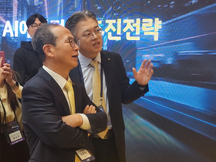 양종희 KB금융그룹 회장이 26일 오전 서울 양재 aT센터에서 열린 '코리아 핀테크 위크 2025'에 참석해 KB금융 부스를 둘러보고 있다. 사진=이지숙 기자