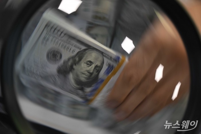 정부가 외환시장 안정화를 위한 추가 메시지를 내놓은 26일 오후 서울 중구 하나은행 위변조대응센터에서 직원이 달러화를 정리하고 있다. 사진=강민석 기자 kms@newsway.co.kr