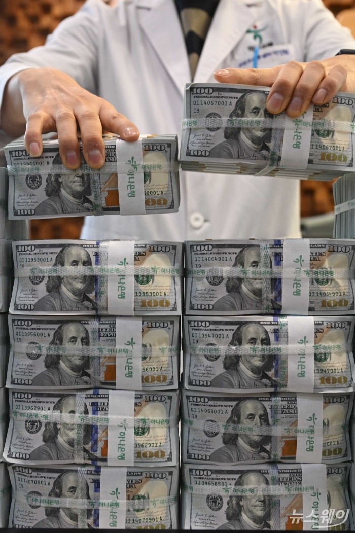 정부가 외환시장 안정화를 위한 추가 메시지를 내놓은 26일 오후 서울 중구 하나은행 위변조대응센터에서 직원이 달러화를 정리하고 있다. 사진=강민석 기자 kms@newsway.co.kr