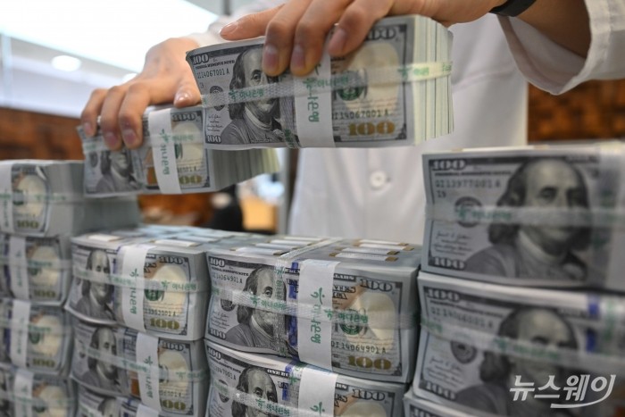 정부가 외환시장 안정화를 위한 추가 메시지를 내놓은 26일 오후 서울 중구 하나은행 위변조대응센터에서 직원이 달러화를 정리하고 있다. 사진=강민석 기자 kms@newsway.co.kr