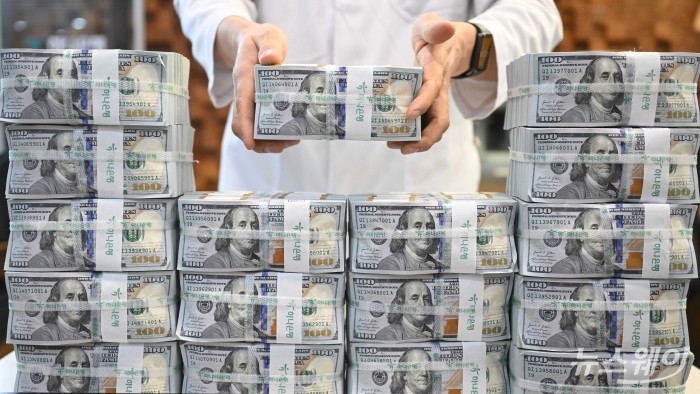 정부가 외환시장 안정화를 위한 추가 메시지를 내놓은 26일 오후 서울 중구 하나은행 위변조대응센터에서 직원이 달러화를 정리하고 있다. 사진=강민석 기자 kms@newsway.co.kr