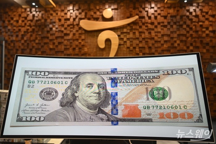 정부가 외환시장 안정화를 위한 추가 메시지를 내놓은 26일 오후 서울 중구 하나은행 위변조대응센터에서 달러화가 확대기에 보여 있다. 사진=강민석 기자 kms@newsway.co.kr