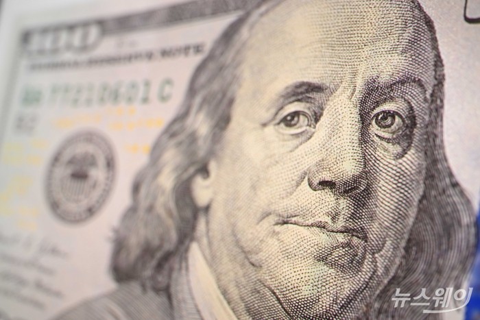 정부가 외환시장 안정화를 위한 추가 메시지를 내놓은 26일 오후 서울 중구 하나은행 위변조대응센터에서 달러화가 확대기에 보여 있다. 사진=강민석 기자 kms@newsway.co.kr