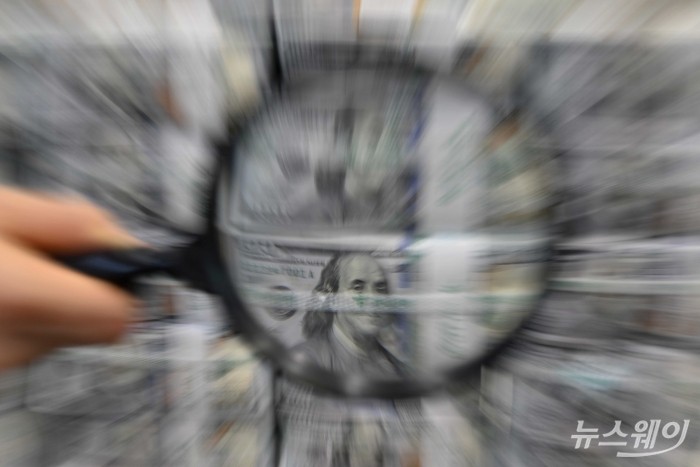 정부가 외환시장 안정화를 위한 추가 메시지를 내놓은 26일 오후 서울 중구 하나은행 위변조대응센터에서 직원이 달러화를 정리하고 있다. 사진=강민석 기자 kms@newsway.co.kr