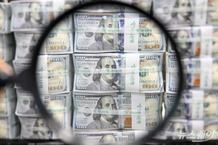 정부가 외환시장 안정화를 위한 추가 메시지를 내놓은 26일 오후 서울 중구 하나은행 위변조대응센터에서 직원이 달러화를 정리하고 있다. 사진=강민석 기자 kms@newsway.co.kr