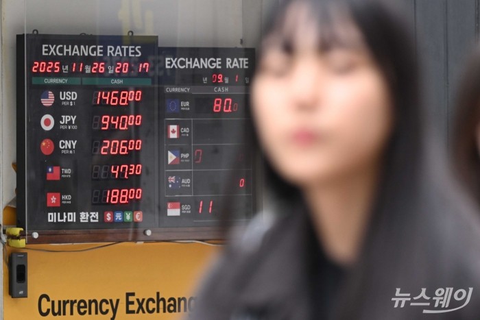 정부가 외환시장 안정화를 위한 추가 메시지를 내놓은 26일 오후 서울에 위치한 환전소에 원달러 환율 등 시세가 표시되어 있다. 사진=강민석 기자 kms@newsway.co.kr