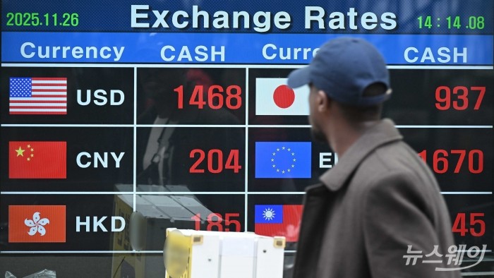 정부가 외환시장 안정화를 위한 추가 메시지를 내놓은 26일 오후 서울에 위치한 환전소에 원달러 환율 등 시세가 표시되어 있다. 사진=강민석 기자 kms@newsway.co.kr