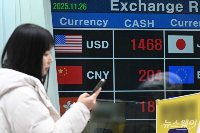 정부가 외환시장 안정화를 위한 추가 메시지를 내놓은 26일 오후 서울에 위치한 환전소에 원달러 환율 등 시세가 표시되어 있다. 사진=강민석 기자 kms@newsway.co.kr