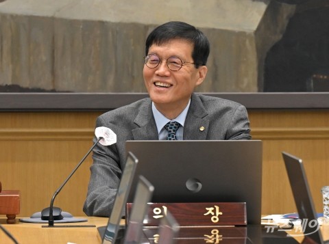 2025년 마지막 금통위 주재하는 이창용 한국은행 총재