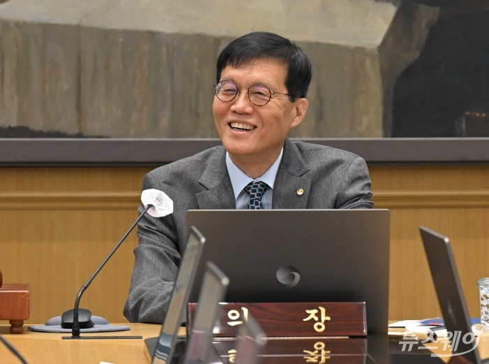 이창용 한국은행 총재가 27일 오전 서울 중구 한국은행 본관에서 열린 금융통화위원회 본회의에서 위원들과 대화하고 있다. 사진=이수길 기자 Leo2004@newsway.co.kr